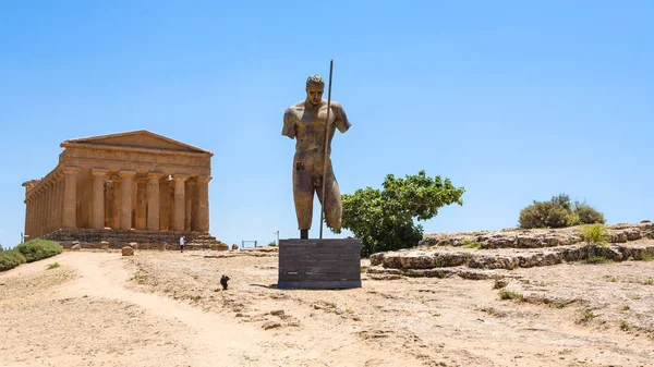 Statua e Tempio della Concordia ad Agrigento — Foto Stock