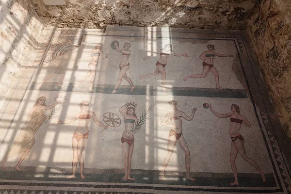 Bikini flickor mosaik i Villa Romana del Casale — Stockfoto