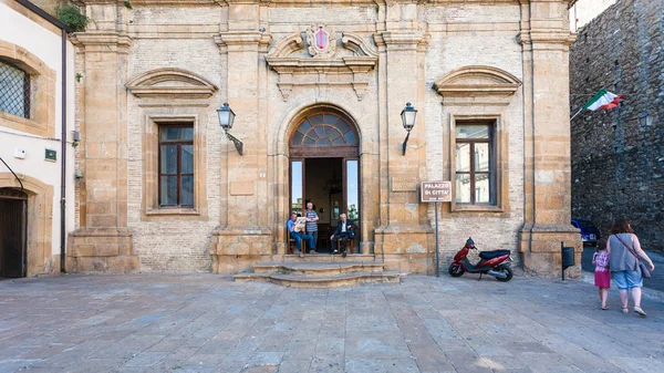 Personas cerca de Palacio de la Ciudad en Piazza Armerina — Foto de Stock