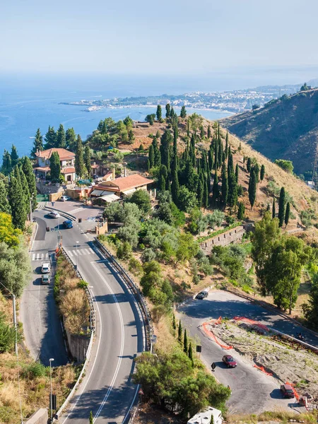 Vue au-dessus de la route de la ville de Tairmina, Sicile — Photo