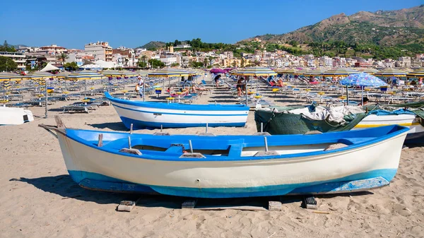 Människor och båtar på urban stranden i Giardini Naxos — Stockfoto