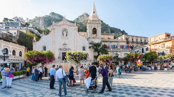 Mensen op Piazza Ix Aprile in de buurt van de kerk in Taormina — Stockfoto