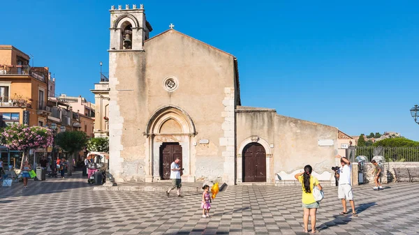 Persone vicino ex Chiesa Sant Agostino a Taormina — Foto Stock