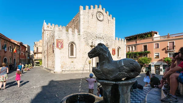 Fontein op piazza del duomo in Taormina stad — Stockfoto