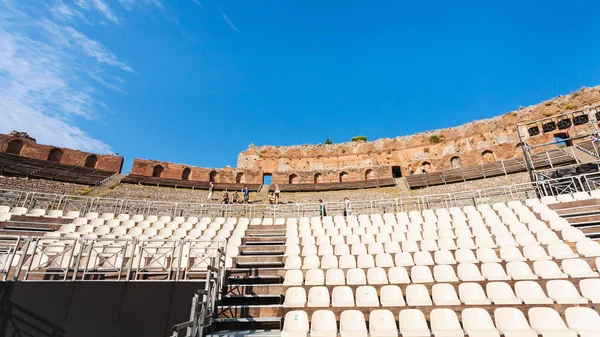 Assentos modernos no antigo Teatro Greco em Taormina — Fotografia de Stock