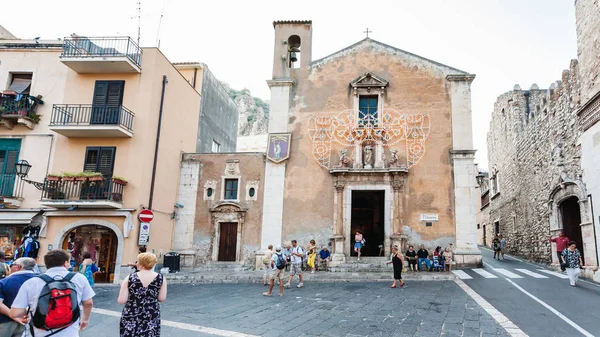 Mensen in de buurt van de kerk van Saint Catherine in Taormina — Stockfoto