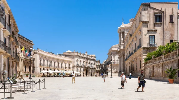 Turister på piazza Duomo i Syrakusa stad — Stockfoto