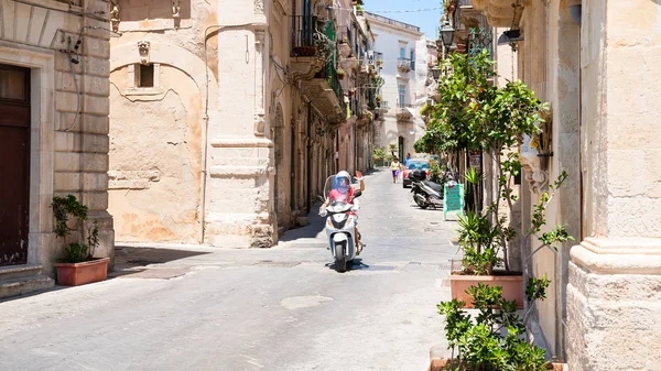 Skoter på gatan via Roma i Syrakusa stad — Stockfoto