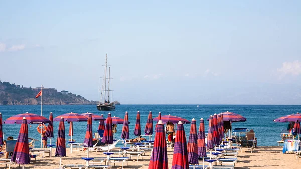 Pohled na městské pláži v Giardini Naxos vesnici — Stock fotografie