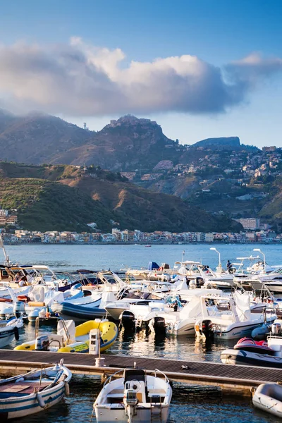 Amarrage de yacht dans la ville de Giardini Naxos en soirée — Photo