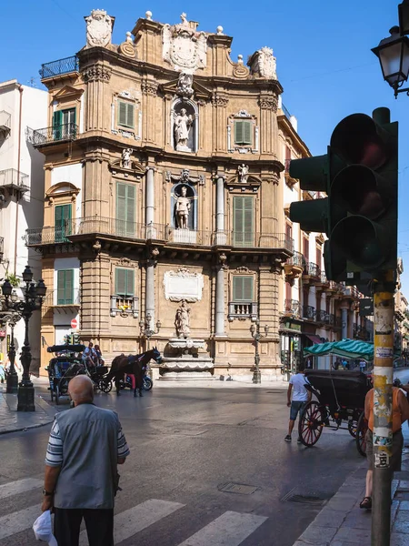 People on central square Quattro Canti in Palermo — Stock Photo, Image