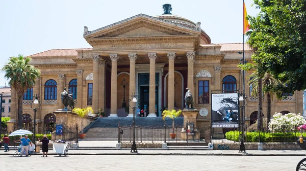 Gente en la plaza cerca de Teatro Massimo en Palermo — Foto de Stock