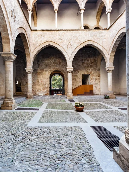 Cortile of Palazzo Chiaramonte - Steri in Palermo — Stock fotografie