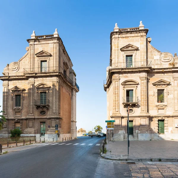 Porta Felice gate op via Cassaro in Palermo stad — Stockfoto