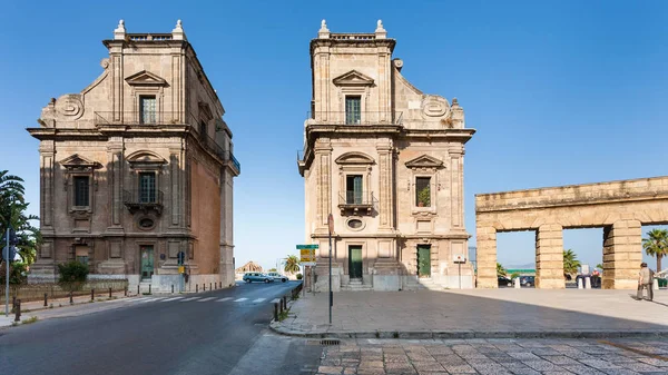 Porta Felice är monumental gateway i Palermo city — Stockfoto