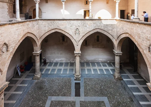 Patio di Palazzo Chiaramonte - Steri a Palermo — Foto Stock