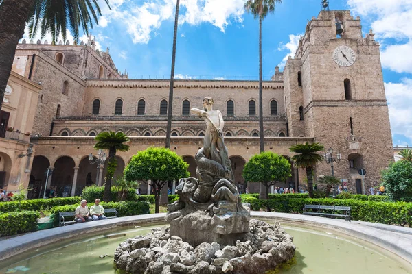 Fontän nära Duomo i Monreale stad, Sicilien — Stockfoto