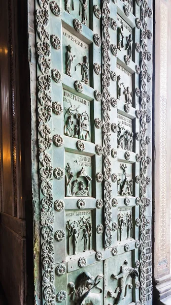 Puertas de bronce del Duomo di Monreale en Sicilia — Foto de Stock