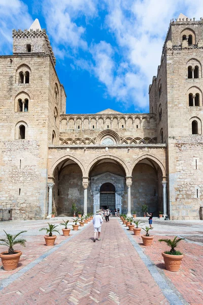 Tourists near entrance in Duomo di Cefalu — Stock Photo, Image