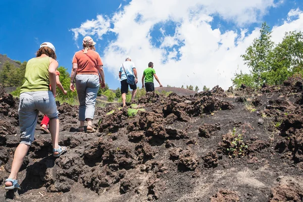 游客爬到老的埃特纳火山的火山口 — 图库照片