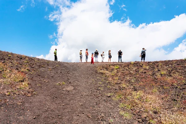Turistas na borda da antiga cratera do vulcão Etna — Fotografia de Stock