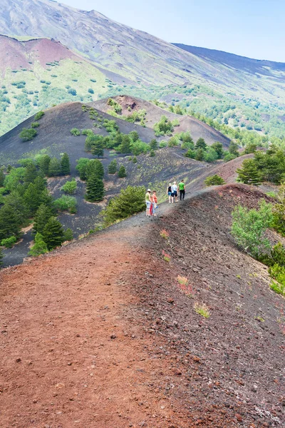 Turisti camminano sul sentiero tra vecchi crateri — Foto Stock