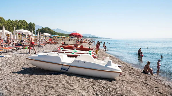 Barcos y personas en la playa de guijarros San Marco — Foto de Stock