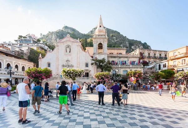 Туристи біля церкви San Giuseppe напрямку Taormina — стокове фото