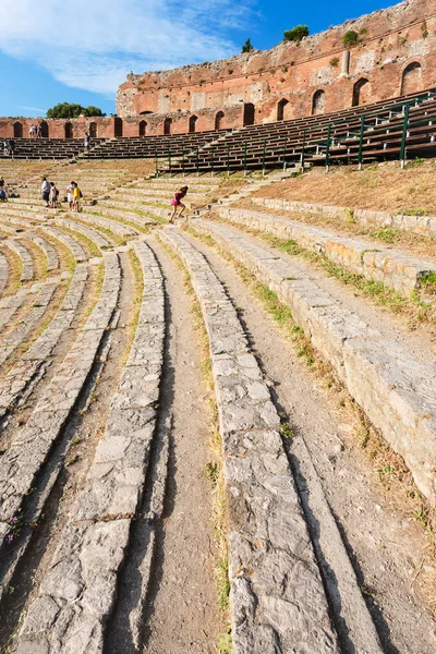 Steinsitze im antiken teatro greco in taormina — Stockfoto