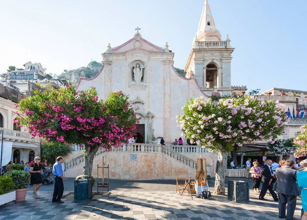 Människor nära kyrkan av San Giuseppe i Taormina — Stockfoto