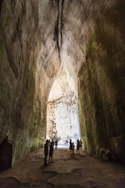 La gente en la cueva del oído de Dionysius en Siracusa — Foto de Stock