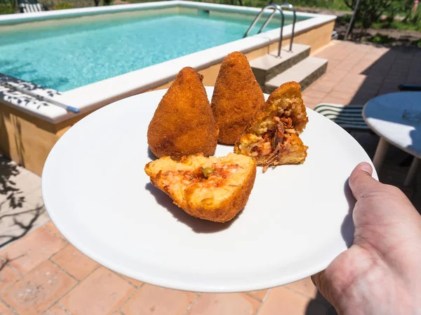 Traditionelle arancini auf ländlichen Hinterhof in Sizilien — Stockfoto