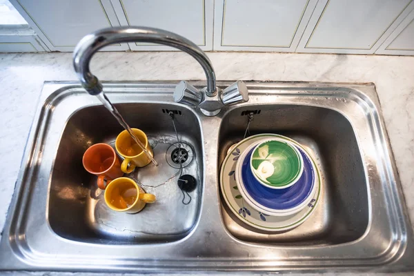 Lavado de tazas sucias en fregadero de cocina — Foto de Stock