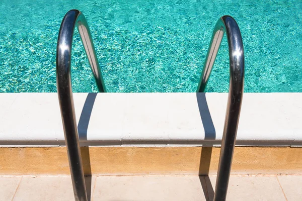 Poignées de piscine extérieure — Photo