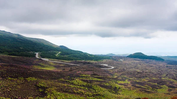 Ciel nuageux sur la route dans les champs de lave sur le mont Etna — Photo