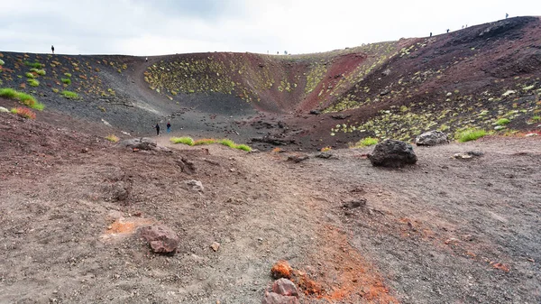 Människor i gamla krater på vulkanen Etna i Sicilien — Stockfoto