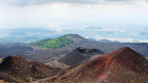 Widok miasta kraterów na wulkan Etna na Sycylii — Zdjęcie stockowe