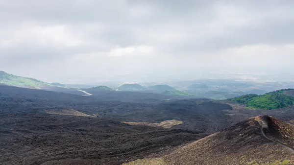 Nuages sur le champ de lave noire sur le mont Etna — Photo