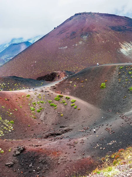 Turisté na hřebeni mezi velké krátery na Etna — Stock fotografie