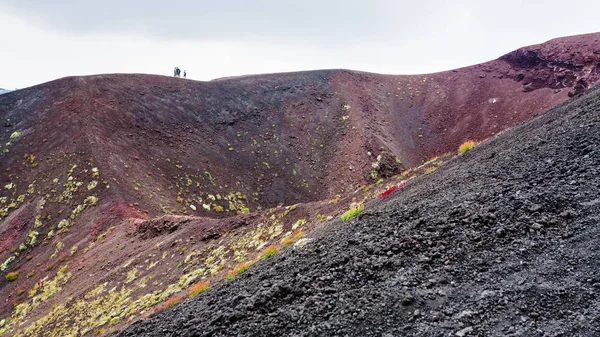 Folk på kanten av kratern på vulkanen Etna — Stockfoto