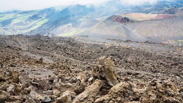 Molnet på fryst lava fält på vulkanen Etna — Stockfoto