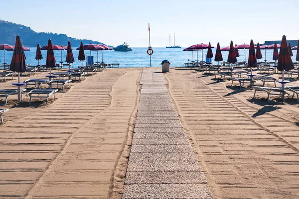 Čistá městská pláž ve městě giardini naxos — Stock fotografie