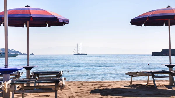 Městská pláž ve městě giardini naxos ráno — Stock fotografie