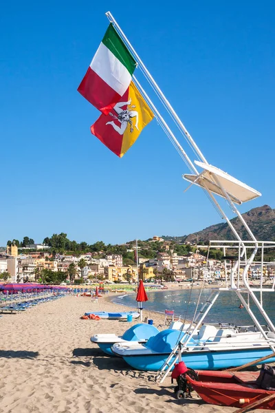 Drapeaux italiens sur la plage de Giardini Naxos — Photo