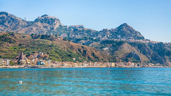 Taormina city och Giardini Naxos stad på kusten — Stockfoto