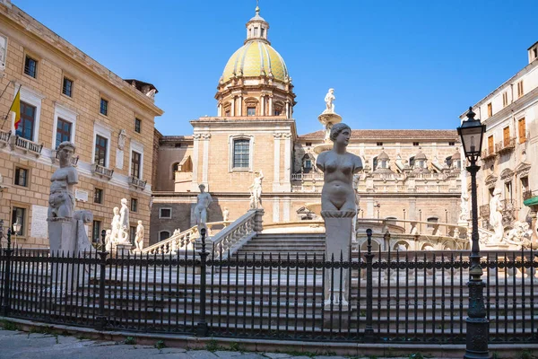 Szobrok és praetori kút, Palermo — Stock Fotó