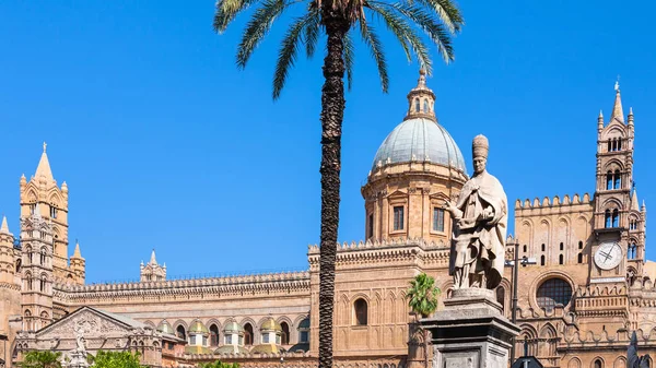 Standbeeld in de buurt van de kathedraal van Palermo — Stockfoto
