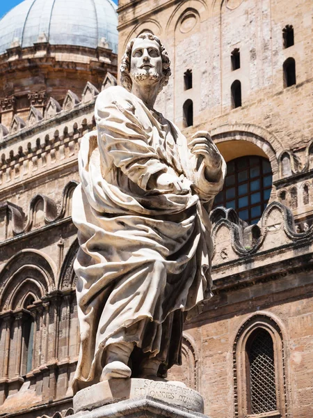Скульптура поблизу собору Палермо — стокове фото