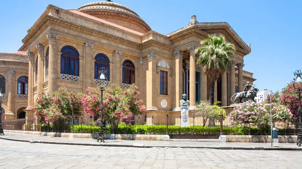 Teatro Massimo en la Piazza Verdi de Palermo — Foto de Stock
