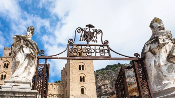 Tor der Kathedrale duomo di cefalu in sizilien — Stockfoto